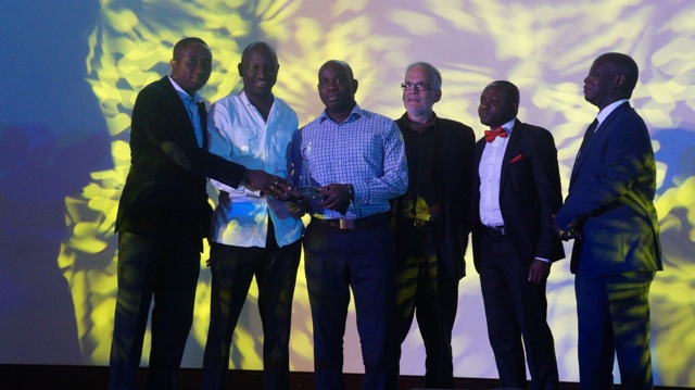 L- R: Ibrahim Mohammed, Director, Business Development for Africa; Michael Simeon, Co-founder/CEO), Geoffrey Weli-Wosu, Co-founder/Director, marketing, legal and compliance; Daniel Steeves, Board Advisor; and Ogunlade Oluwole, Head, Digital Media all of VoguePay Limited with Mr. William Mathew Tevie, Director General, National Communication Authority of Ghana during the presentation of  the ‘Best Emerging Online Payment Platform in Africa’ award to Voguepay.com at the African Information Technology and Telecom Awards (AITTA) 2016 held in Accra, Ghana at the weekend.